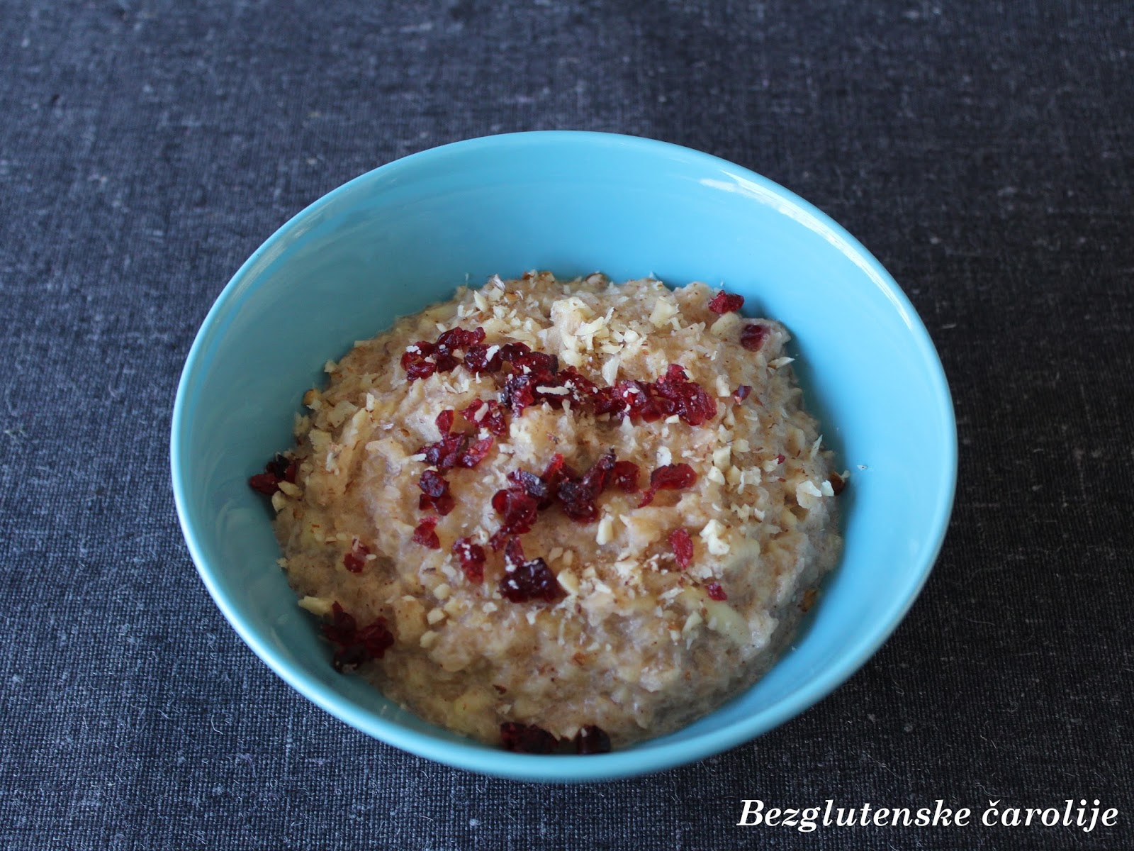 Kaša od heljdinih pahuljica, jabuke i brusnice