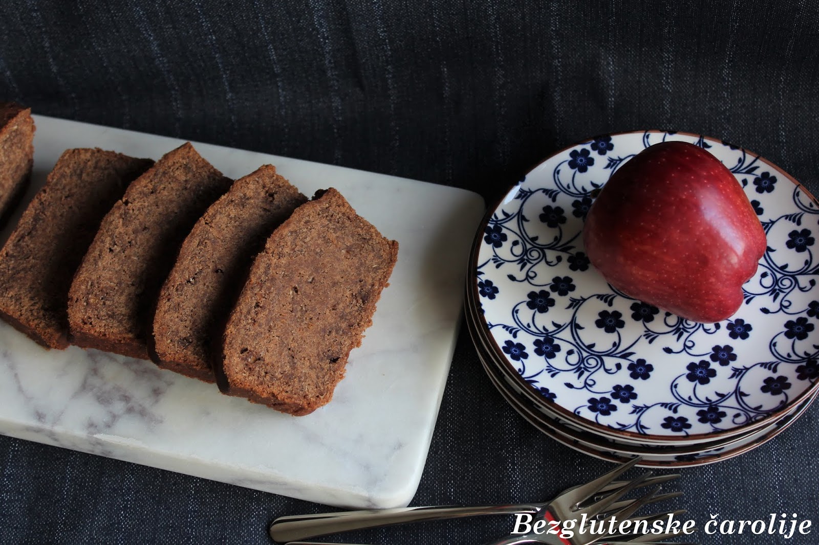 Bezglutenski posni kolač sa jabukama i čokoladom (bez jaja i mleka)