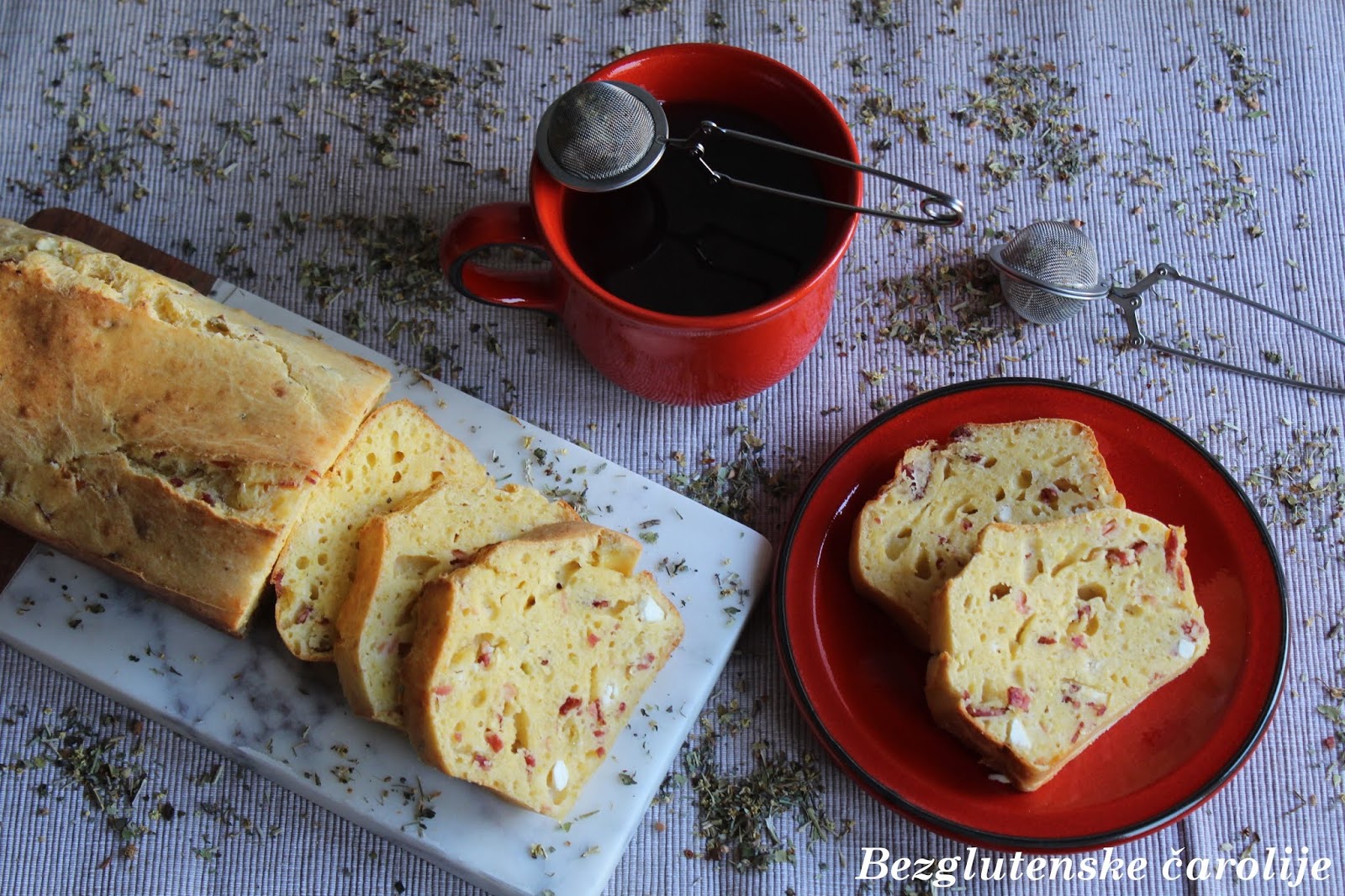 Bezglutenska slana pita sa pršutom, sirom i maslinama